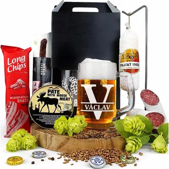 Dárkový potravinový koš Pivní dárek pro muže k narozeninám, pivní půllitr se jménem monogramem v dárkovém balení
