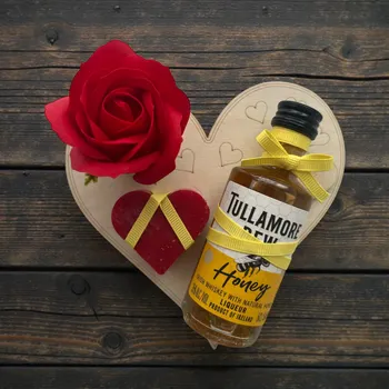 Dárek od srdce – dřevěné srdíčko z březové překližky s nápisem „Jen pro tebe“, Tullamore D.E.W. Honey, mýdlová růže a mýdlové srdíčko