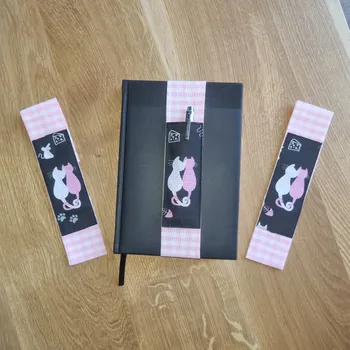 Diář Nebe doma Držák na pera k diáři (pouzdro na pera) - kočky - růžové