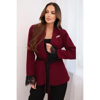 Dámské sako Elegantní sako s páskem a krajkovým lemováním rukávů model 8759 vínové