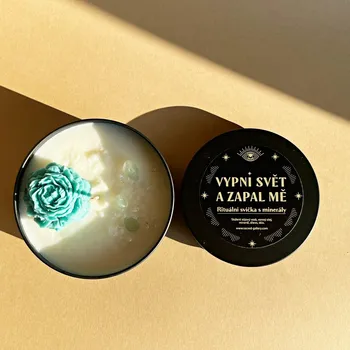 Svíčka Vonná svíčka s kytičkou a minerály Vypni svět a zapal mě Sojová vonná svíčka