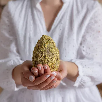 Čokoláda Mléčné vajíčko plněné karamelem obalené v pistácii