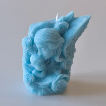 Svíčka Evička Candles Anděl s dítětem s motivy růží svíčka 190 g – ručně vyráběná Barva: Modrá