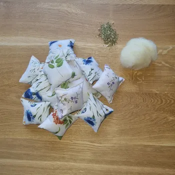 Hračka pro kočku NEBE DOMA Přírodní polštářek pro kočky se šantou kočičí – ruční výroba