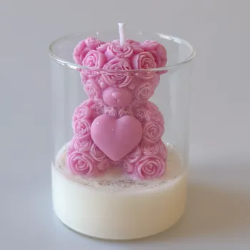 Svíčka Evička Candles Medvídek z růží ve sklenici 110 g – ručně vyráběná Barva: Růžová
