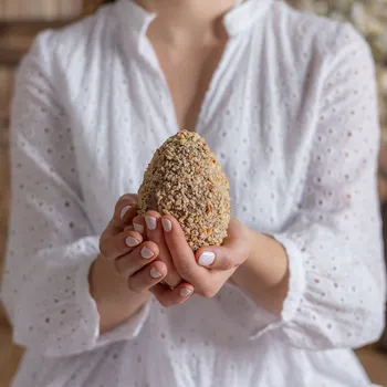 Čokoláda Mléčné vajíčko plněné nugátem obalené v lískovém ořechu