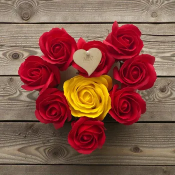 Svatební dekorace Ručně aranžované květinové srdce z červeno-žlutých mýdlových růží s dřevěným srdíčkem „MDŽ“, perleťovým špendlíkem a stojánkem