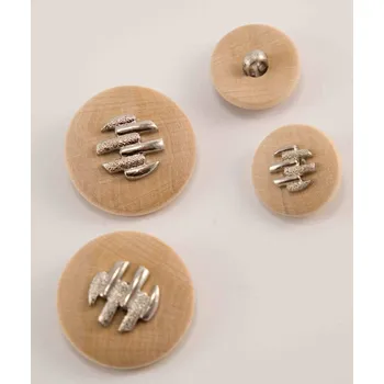 Knoflík Dřevěný knoflík se spodním přišitím - s ozdobou - přírodní, stříbrná - průměr 1,7 cm