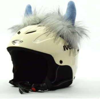 velforia Nalepovací ozdoba na lyžařskou a snowboardovou helmu BYČEK / KOZLÍK – modro-bílá, chlupatý efekt