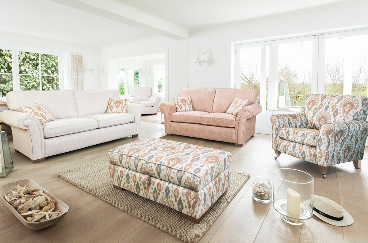 BARRINGTON FURNITURE VINTAGE SEDAČKA CHESTERFIELD bílá potahová látka