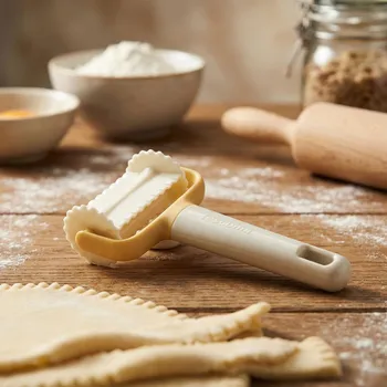 Rádlo TESCOMA Delicia bílé – plastové radýlko na koláče a pirohy
