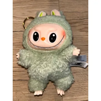 plyšák Zelený LABU-BU 1RD THE MONSTERS ANIME VELKÁ PLYŠOVÁ PANENKA Bez krabice