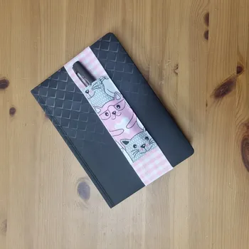 Diář NEBE DOMA Látkový držák na 2 pera k diáři a knize - kočky - růžové kostičky