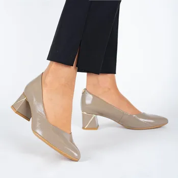 Dámské sandále Dámské béžové lakované kožené lodičky Letizia se zdobeným podpatkem Velikost: 37,5