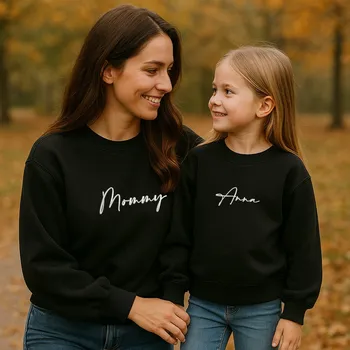 Set mikin s balonovými rukávy a výšivkou MOMMY a JMÉNA DÍTĚTE Barva: Černá, Velikost dítě: 4-5 let, Velikost máma: L