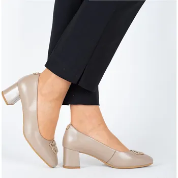 Dámské sandále Dámské béžové kožené lodičky s perleťovým leskem Letizia Velikost: 38,5