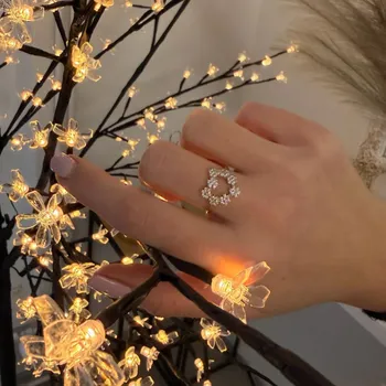 Prsten Dámský zlatý prsten – krajkové srdce se zirkony Velikost prstenu: 57, Váha: 1,82 g, Ryzost: 14kt (585/1000)