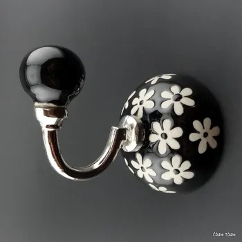 Věšák Věšák s černou keramickou zdobou