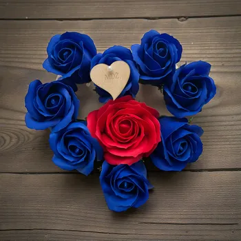 Svatební dekorace Ručně aranžované květinové srdce z modro-červených mýdlových růží s dřevěným srdíčkem „MDŽ“, perleťovým špendlíkem a stojánkem
