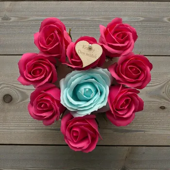 Svatební dekorace Ručně aranžované květinové srdce z růžovo-modrých mýdlových růží s dřevěným srdíčkem „Krásný den matek“, perleťovým špendlíkem a stojánkem