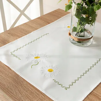 ubrus Bílý běhoun s výšivkou sedmikrásek 50x100 cm, vyšívaný dekorativní na stůl