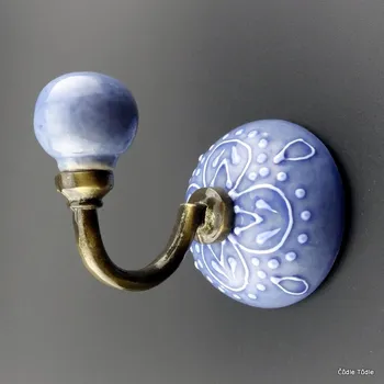 Věšák Věšák s fialovou keramickou zdobou