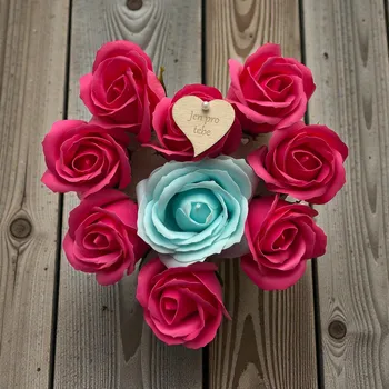 Svatební dekorace Ručně aranžované květinové srdce z růžovo-modrých mýdlových růží s dřevěným srdíčkem „Jen pro tebe“, perleťovým špendlíkem a stojánkem
