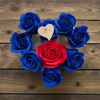 Svatební dekorace Ručně aranžované květinové srdce z modro-červených mýdlových růží s dřevěným srdíčkem „Miluji tě“, perleťovým špendlíkem a stojánkem