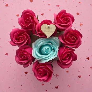 Svatební dekorace Ručně aranžované květinové srdce z růžovo-modrých mýdlových růží s dřevěným srdíčkem „Krásný Valentýn“, perleťovým špendlíkem a stojánkem