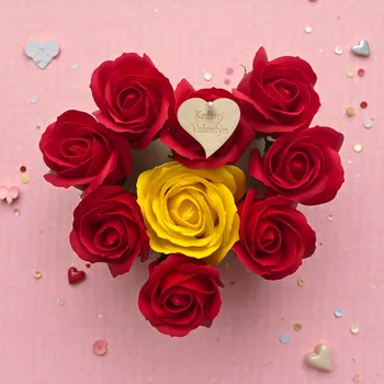 Svatební dekorace Ručně aranžované květinové srdce z modro-červených mýdlových růží s dřevěným srdíčkem „Krásný Valentýn“, perleťovým špendlíkem a stojánkem