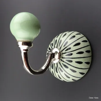 Věšák Věšák se světle zelenou keramickou zdobou