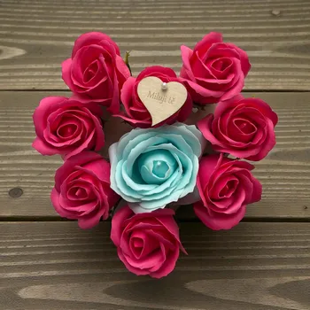 Svatební dekorace Ručně aranžované květinové srdce z růžovo-modrých mýdlových růží s dřevěným srdíčkem „Miluji tě“, perleťovým špendlíkem a stojánkem
