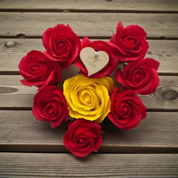 Svatební dekorace Ručně aranžované květinové srdce z červeno-žlutých mýdlových růží s dřevěným srdíčkem „Jen pro tebe“, perleťovým špendlíkem a stojánkem