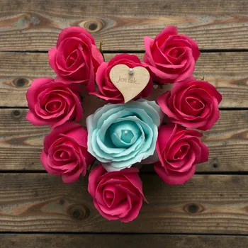 Svatební dekorace Ručně aranžované květinové srdce z růžovo-modrých mýdlových růží s dřevěným srdíčkem „Jen tak…“, perleťovým špendlíkem a stojánkem