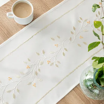 ubrus Bílý běhoun s rostlinnou výšivkou břečťanu 38x140 cm, vyšívaný dekorativní na stůl