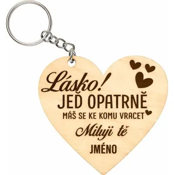 Žertovný předmět Lásko! Jeď opatrně - dřevěný přívěsek na klíče s gravírováním - personalizovaný produkt- Tričkový.cz