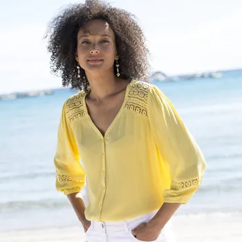 Dámská halenka Halenka s výstřihem do V a macramé žlutá 54