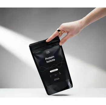 Protein Flow Protein Isolate, 900 g, čokoláda, jahoda, karamel, vysoká vstřebatelnost, pasture-fed, s nízkým obsahem laktózy, podpora regenerace a růstu svalové hmoty