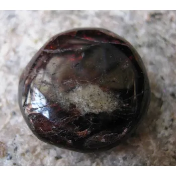 Granát almandin - hmatka