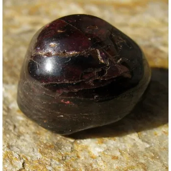 Granát almandin - omletý kámen