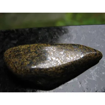 Přírodní kámen Bronzit - omletý kámen