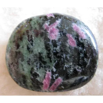 Rubín v zoisitu - hmatka