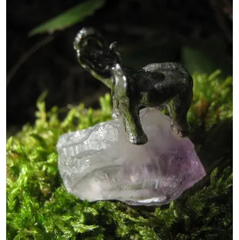 Přírodní kámen Ametyst - slon na surovém kameni