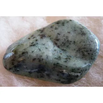 Drahý kámen Zoisit - omletý kámen