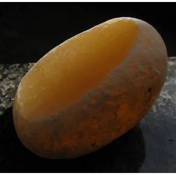 Kalcit medový - omletý kámen půlený