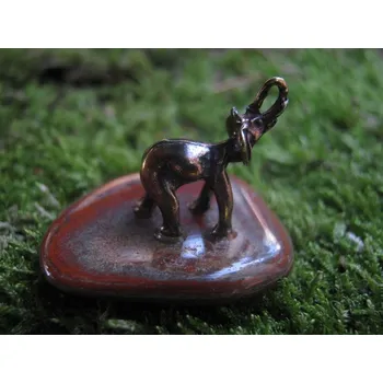 Jaspis brekciový - slon na valounu