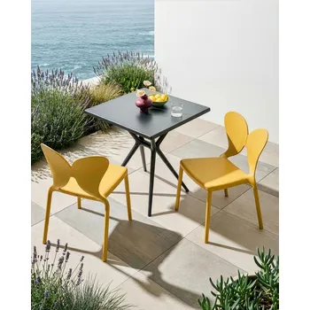 Sada 2 zahradních židlí žluté syntetický materiál plast vnitřní i venkovní použití opěradlo ve tvaru motýla jídelna moderní minimalistický styl Beliani