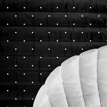 Zbytek - Prošívaná šusťákovina bílé puntíky 4mm na černé