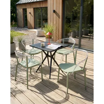 Sada 4 zahradních židlí světle zelená syntetický materiál plast vnitřní i venkovní použití zahrada s područkami jídelna moderní minimalistický styl Beliani