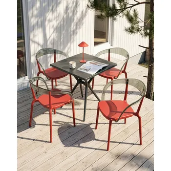 Sada 4 zahradních židlí červená syntetický materiál plast vnitřní i venkovní použití zahrada s područkami jídelna moderní minimalistický styl Beliani